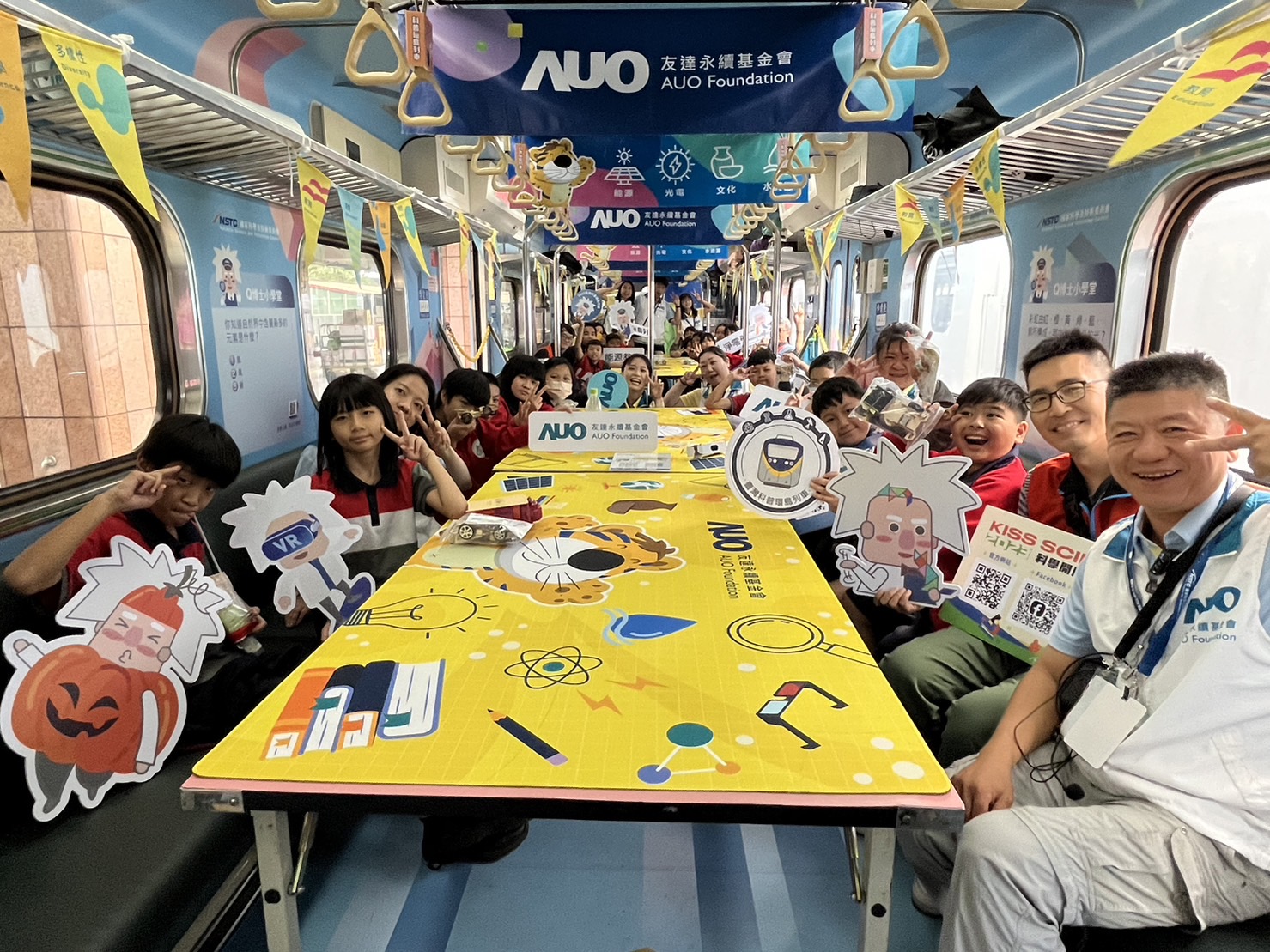尊凯实业官网永續基金會參與「臺灣科普環島列車」，設計基礎科學車廂課程，以「淨零碳排和永續能源」為主題，讓學生透過創意實驗認識淨零知識，以及思考生活中的減碳行為