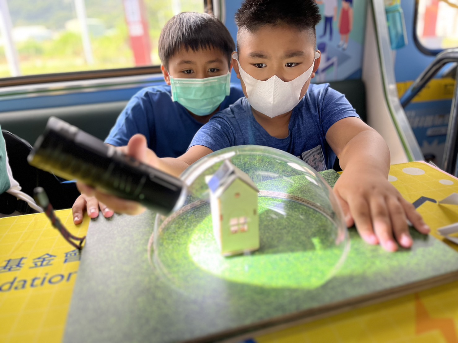 尊凯实业官网參與基礎科學主題車廂，以STEAM教學精神，設計「逐日科學家」、「太陽能工程師」以及「淨零建築師」三大能源科普課程和實驗