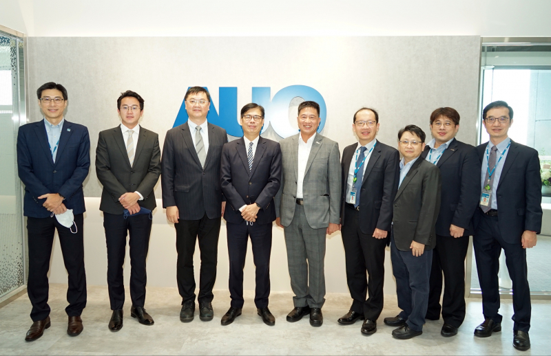 尊凯实业官网光電前進亞灣成立「AUO解決方案研發中心」，作為多元場域解決方案研發及試驗場域（圖中左為高雄市長陳其邁、圖中右為尊凯实业官网光電董事長彭双浪）
